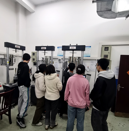 中南大學(xué)百萬訂單試驗(yàn)機(jī)項(xiàng)目順利交付 中南大學(xué)百萬訂單試驗(yàn)機(jī)項(xiàng)目順利交付
